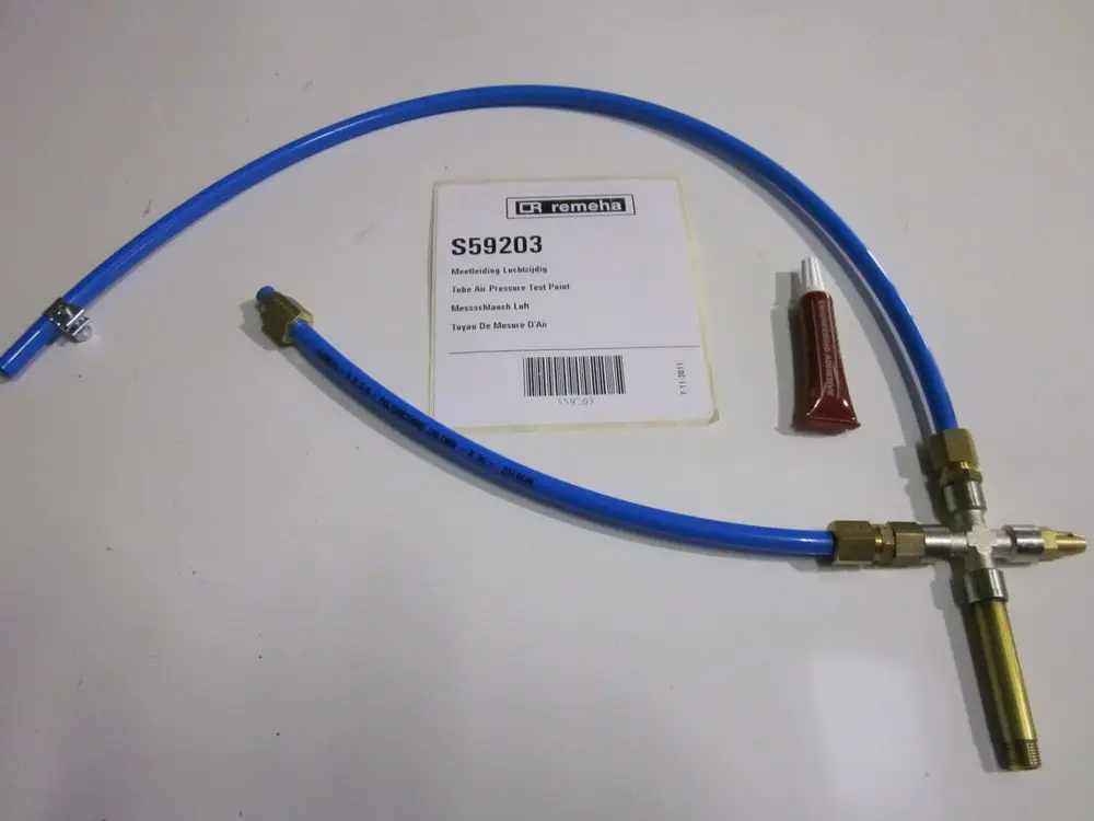 Blauer Messschlauch mit einem Y-förmigen Anschlussstück, einem Verbindungselement und einer Tube, neben einem Etikett der Marke Remeha.